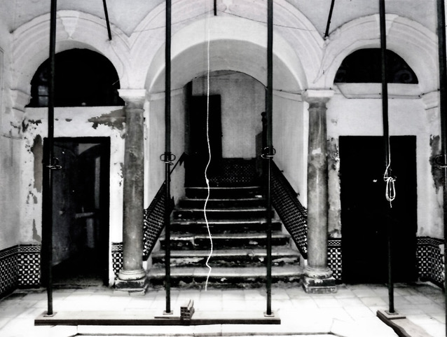 Before photo of the reception area. Photo © La Casa de las Cuatro Torres